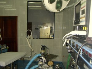 The window from the OR to the recovery room allows visual control of the recovery room while another surgery is in process.